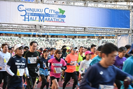 約13,000人のランナーが新宿のまちを駆け巡る 新宿シティハーフマラソンを開催大写真