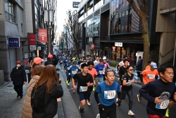約13,000人のランナーが新宿のまちを駆け巡る 新宿シティハーフマラソンを開催小写真3