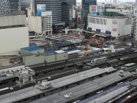 写真[2]：再整備が進む新宿駅周辺の様子