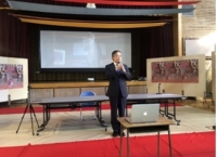 写真1:染の学校で挨拶する吉住区長
