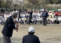 写真[4]：始球式の様子