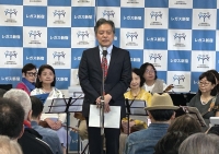 写真[1]：ご挨拶する吉住区長