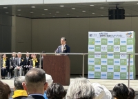 写真[1]：ご挨拶する吉住区長