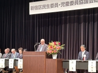 写真[2]：ご挨拶する貫名会長
