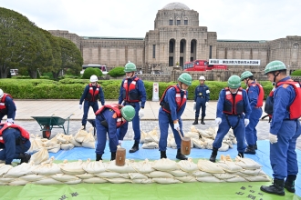 聖徳記念絵画館前で消防と合同の水防訓練を実施