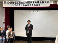 写真[1]：式典でご挨拶する吉住区長