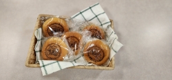 新宿シンちゃんあんぱんかご入り
