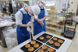 新宿シンちゃんあんぱん焼き印作業