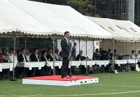 写真[5]：ご挨拶する吉住区長