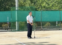 写真[1]：ご挨拶する吉住区長