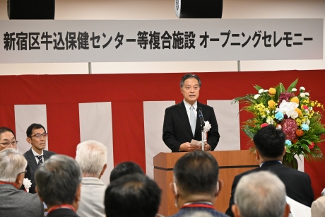 写真:セレモニーであいさつする吉住健一区長