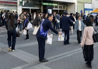 写真[3]：啓発グッズ配布の様子