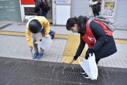 清掃活動する方々の様子