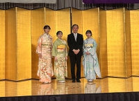 写真[4]：司会者との記念撮影