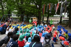 新宿シンちゃんと楽しむ園児たち