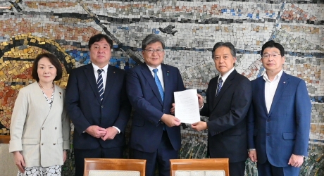 特別区長会の有志の区長が連名で、自由民主党に「住宅宿泊事業の適正化に関する要望書」を提出大写真