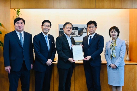 特別区長会の有志の区長が連名で、厚生労働省に「住宅宿泊事業の適正化に関する要望書」を提出大写真
