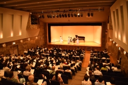 皆で歌唱している様子