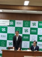 写真[1]：ご挨拶する吉住区長