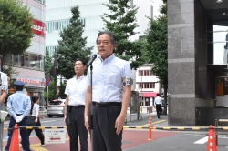 挨拶する区長