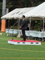 写真[4]：ご挨拶する吉住区長