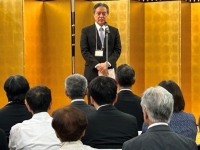 写真[2]：ご挨拶する吉住区長