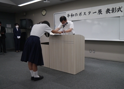 表彰式の写真(賞状授与の様子)