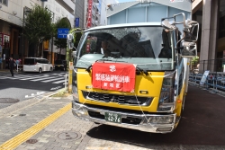 トラックが出発していく様子