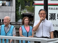 写真[1]：ご挨拶する吉住区長