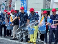 写真[2]：打ち水の様子