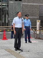 写真[1]：ご挨拶する吉住区長