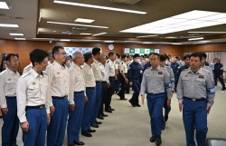 写真：出発する署員と見送る消防総監